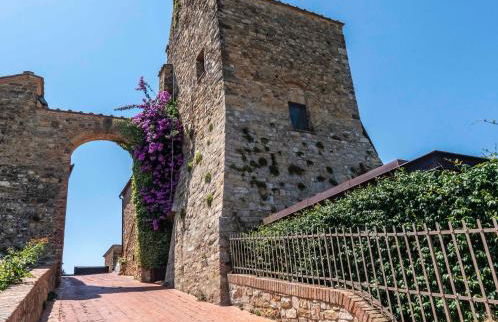 Villa esclusiva nella torre del castello di Tignano tra lusso, storia e natura nel cuore del Chianti - Foto 1
