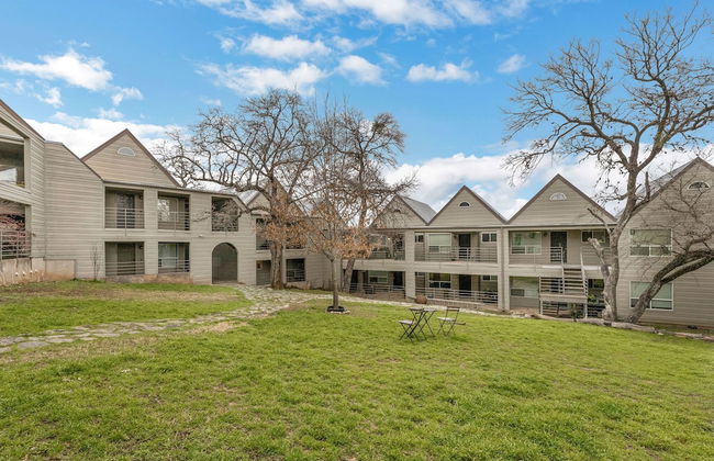 Cozy Retreat in Central East Austin - Photo 28