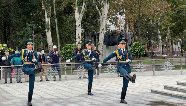Viendo el cambio de guardia de Biskek