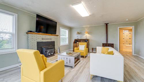 Walk to Beach Cozy Home with Deck in Smith River! - Foto 3