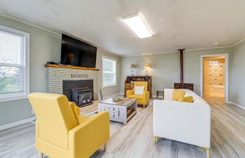 Walk to Beach Cozy Home with Deck in Smith River! - Foto 3