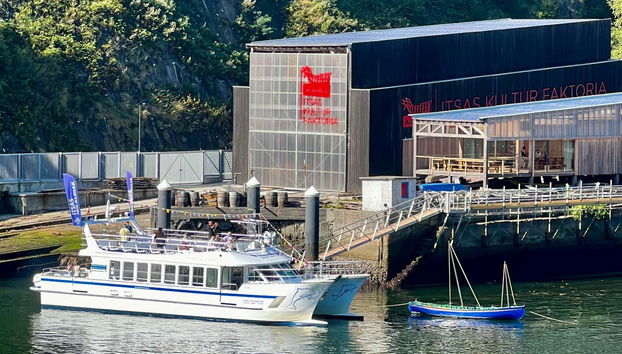 Attracando al molo del Museo Factoría Albaola di Pasajes