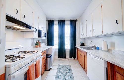 Retro 1BR in Elizabeth with Porch & Eclectic Design - Foto 16