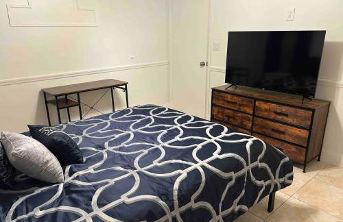 Master Bedroom w Pvt Bath in shared home - Foto 8