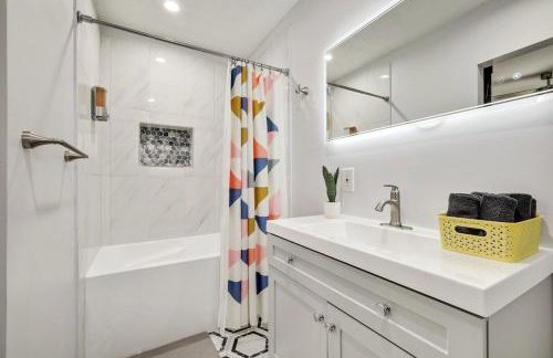 Upscale 3BR 2B Cozy Home with Pool & Grill - Foto 19