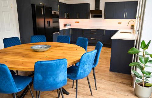 Chic Family Home with Garden Fire Pit & Event Space, Hot Tub - Foto 5