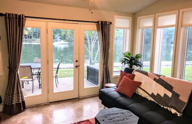 Spacious Lakeside Country Getaway - Foto 1