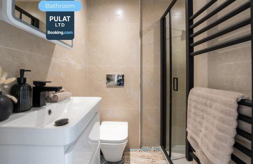 3BR Flat By Pulat Short Lets & Serviced Accommodation London With Pool Table, SmartTV & AC - Foto 25