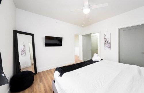 Refined Living in a Vibrant Locale Dream Stay - Photo 22