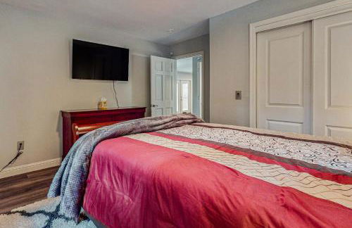 Lakefront Cabin Sleeps 14 - 2 Level Dock - Sun Deck - Foto 12