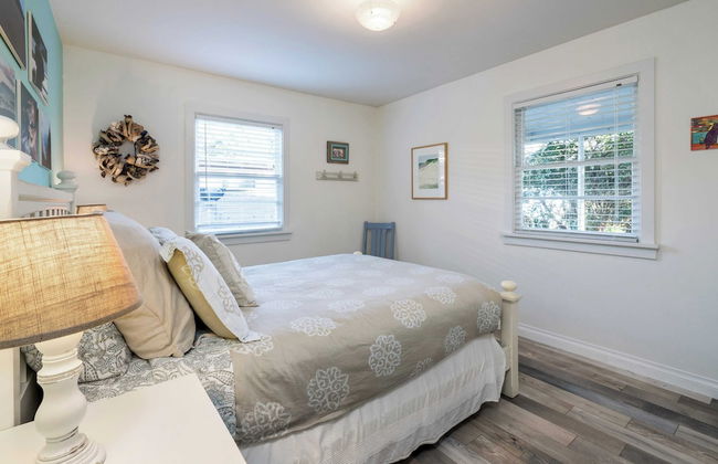 Beach Pines Bungalow by Avantstay Classic Cottage Steps to the Beach w/ Private Yard - Foto 17