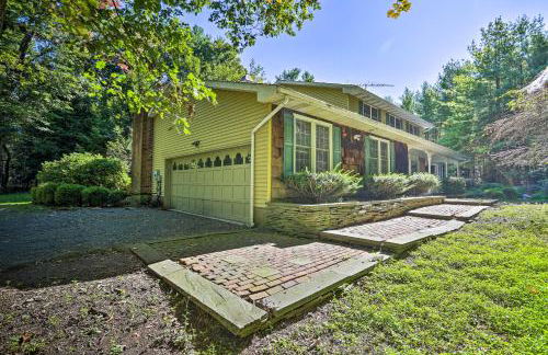 Charming Saylorsburg Retreat with Game Room and Patio! - Foto 40