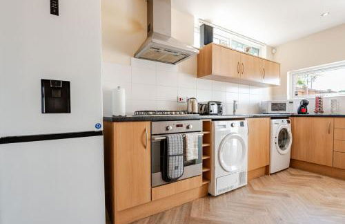 Comfortable 3-Storey House with Free Car Parking - Foto 22