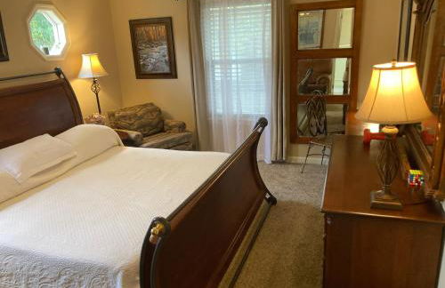 Classic City 3 bedroom 2 bath condo with deck close to UGA, Five Points, and Memorial Park in Athens - Photo 15