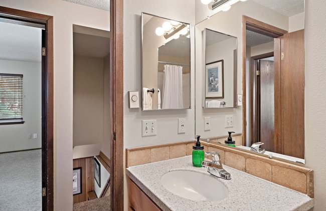 Trapper 8: Cozy 4-Bedroom Condo, 1 Minute to Yellowstone, perfect for 8 guests. - Foto 56