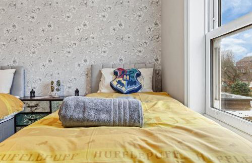 The Lumos House - 4 Bed Home w Parking near Harry Potter Studios - Foto 50