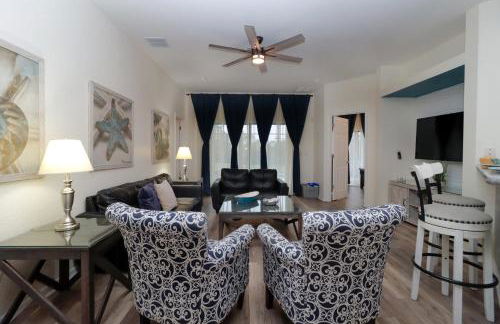 Serene 4-Bedroom Lakeview Retreat with South-Facing Pool & Sun-Drenched Outdoor Living - Foto 1