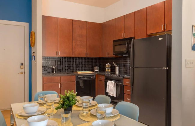 Vibrant 2-Story Apartment with Apple TV - Foto 29