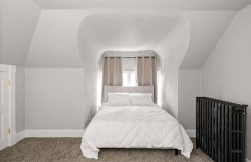 Historic Manor with 8 BDRMS 9 BATHS & 3 Kitchens - Foto 37