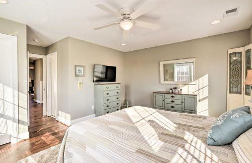 Morrisonville Manor with Fire Pit and Hot Tub! - Foto 25