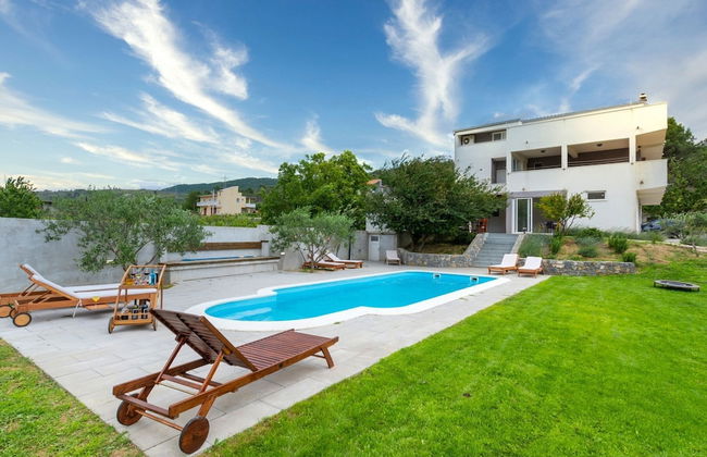 Serene Rural Villa With Pool, Sun Deck, and Children's Play Area - Foto 37