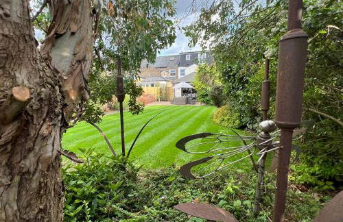 Luxury Family Home in Central Windsor with Large Garden, Games Room, Office, Parking & Pet-Friendly - Photo 40