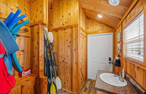 River Cabin - Fire Pit, Kayaks, Games, Dog Park - Foto 46