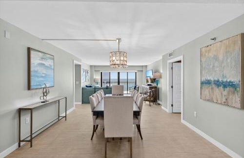 Renovated direct oceanfront condo with spacious balcony, heated pool, and garage parking - Foto 31