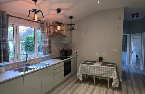 The Reading Chalet and gardens, suitable for contractors - Photo 3