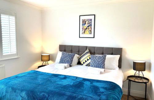 NEW! Luxury YELLOW HOUSE Bright Modern Detatched Home with PRIVATE PARKING, NETFLIX Close Luton, M1, and AIRPORT Ideal for Families, Professionals, Consultants, LONGER STAY OPTIONS - Foto 3