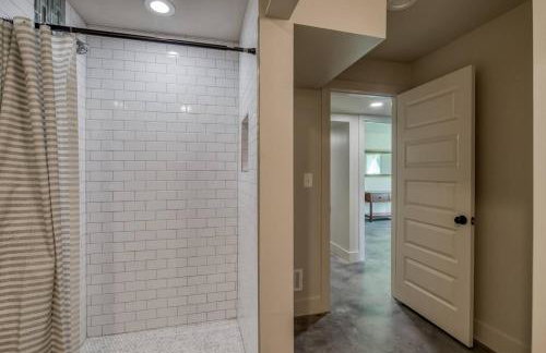 6BR Lakefront Private Dock & Bonfire Sleeps 12 - Foto 25