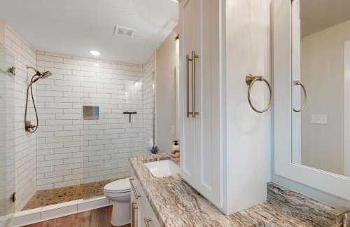 Stylish dog-friendly townhome with firepit & enclosed yard - blocks to downtown - Photo 18