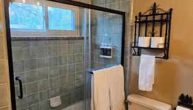 Knotty Pine Cabin with Artisan Stone Patio - Walk to Bass Lake - Foto 3