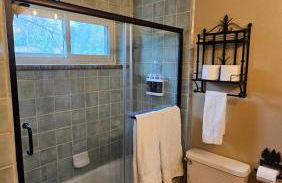 Knotty Pine Cabin with Artisan Stone Patio - Walk to Bass Lake - Foto 3