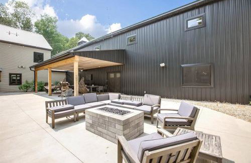 38-Acres of Luxury: 9BR, Indoor Pool, Gym, Near ND - Foto 19