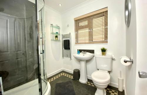 Lovely house in a great location with Parking, WiFi & Smart TV - Near Poole & Bournemouth - Foto 14