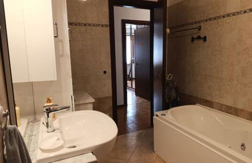 Three Rooms With Whirlpool Bath - Photo 34