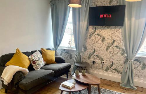 Cozy & unique two bedroom apt in the heart of town - Foto 1