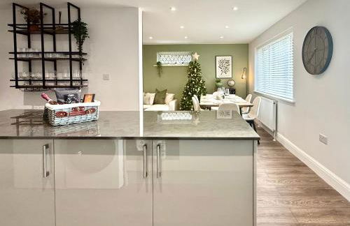 Winter Getaway - Luxury Bungalow w Games Room - Photo 10