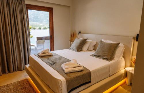 Trizonia Bay Hotel - Photo 2