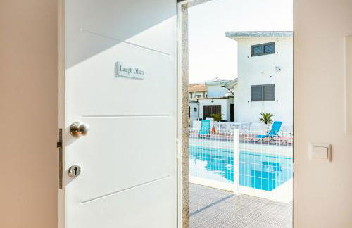 Live, Laugh, Love Beach Guest Home with AC - Foto 48