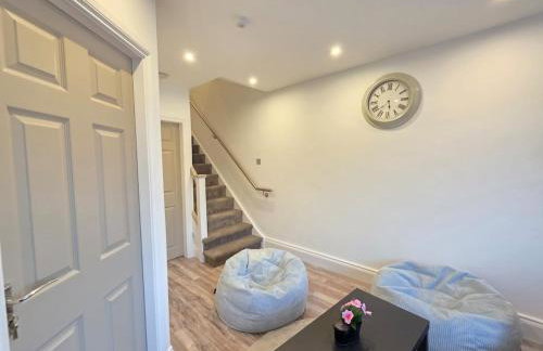 #18 Anfield 5 min walk Sleeps 7 4BR 5Bed 3Bathrms - Photo 29