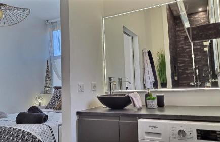 Black&White Home-by So'SerenityHome-Balcon-Parking - Foto 5