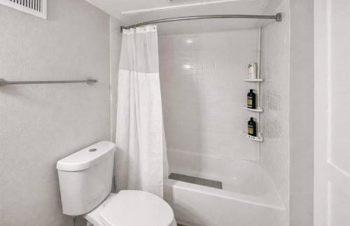 Addison Apartment with Free Parking Pool Gym - Foto 11