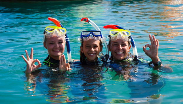 Foto de grupo durante a atividade de snorkel