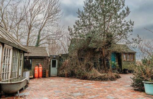 Heron's Perch- A pond-side retreat with cinema room - Photo 36