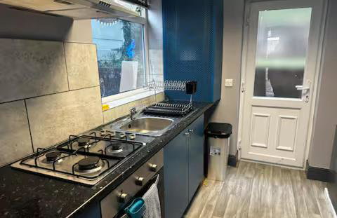 Luxurious Three-Bedroom Family Home with Free Parking - Foto 8