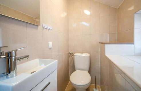 2 Bedroom Amazing Apartment In Veli Brgud - Photo 14