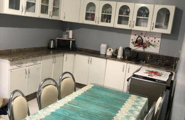 Casa grande com 3 quartos todos com Ar-condicionado - Foto 2