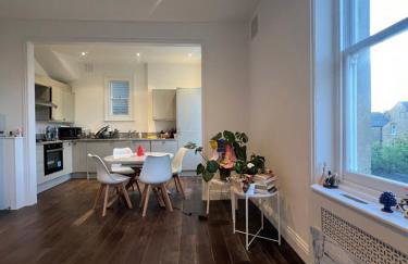 Bright, Spacious, Charming & Fully Equipped Victorian Flat in Quiet Brixton - Foto 5